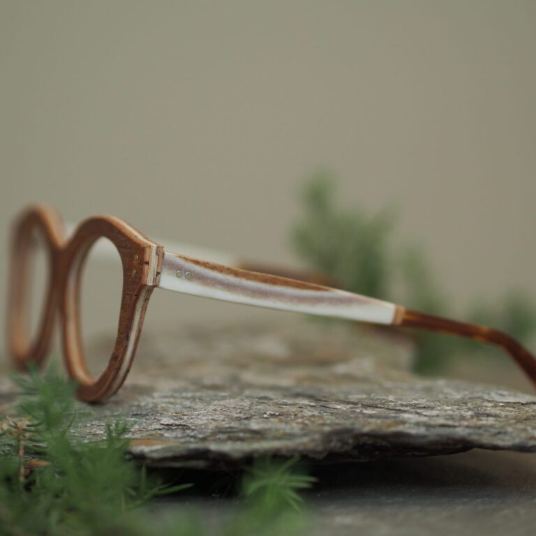 Silmälasikehys Manto sivusta