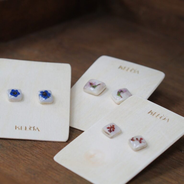 Pienet poronsarvesta valmistetut nappikorvakorut luonnonkukkakoristeella